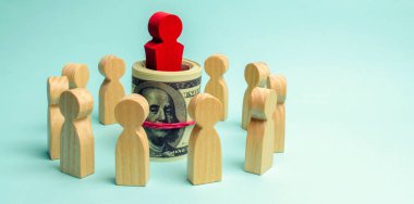 İş lideri kavramı. Patron takım ortasında duruyor ve talimat verir ve hedefleri ve iş stratejisi için puan. İş planlaması. Finansal risk yönetimi. Başlangıç