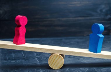 Bir erkek ve bir kadın ölçekler üzerinde rakamlar. eşitsizlik kavramı: erkek ve kadın bir tartı üzerinde denge, cinsiyet ücret farkı. boşanma. Mahkeme özelliğinde bölümü. Aile sosyal rolü. seçici odak