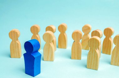 Bir adam kalabalık dışarı geliyor. İş takım. Çalışmak için insanları çeken. İnsan kaynakları yönetimi. Personeli işten çıkarma. Yükseltme ve indirgeme. İşe. Kavram iş lideri, patron. HRM, Hrd.