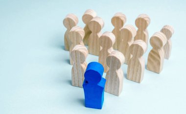 Tahta insan figürleri. İşletme ekibinin patronu hedefe giden yolu gösterir. Kalabalık lideri takip ediyor. Liderlik ve takım yönetimi kavramı. Takım çalışması..