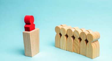 İş lideri kavramı. Hedefleri ve iş stratejisi için takım ve verir talimatları ve puan önünde duran patron. İş planlaması. Finansal risk yönetimi. Başlangıç