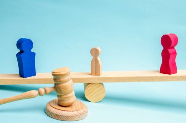 ebeveyn haklarının yoksunluğu. bir çocuğun velayet kavramı. yasal boşanma. çekiç hâkim. Aile mahkemesi, hukuk. Ebeveynler ölçekler üzerinde durmak. deneme