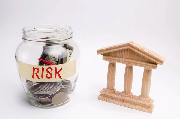 一个玻璃瓶和题字风险站在一个国家大厦旁边 金融和经济风险的概念 不可靠的投资 未偿还贷款 财务风险管理 商业贷款 — 图库照片