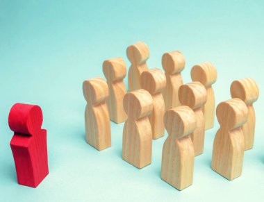 İş lideri kavramı. Hedefleri ve iş stratejisi için takım ve verir talimatları ve puan önünde duran patron. İş planlaması. Şirket planları tartışılması