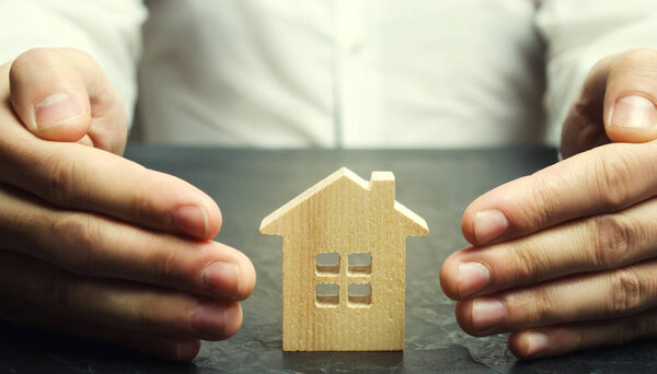 Страховой агент защищает дом жестом защиты. Концепция страхования имущества и жилья. Безопасность в доме. Страхование жизни и семьи. Недвижимость
