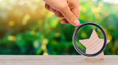 Bir ahşap yıldız. Otel, Restoran, otel değerlendirme. Genel Bakış. eleştirmen beğenisine. Negatif geri besleme. düşük kaliteli hizmet. yeşil bokeh arka plan. seçici odak