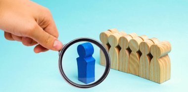 İş lideri kavramı. Hedefleri ve iş stratejisi için takım ve verir talimatları ve puan önünde duran patron. İş planlaması. Şirket planları tartışılması