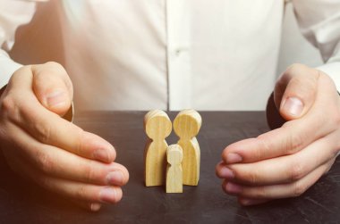 Sigorta acentesi aile üzerinden ellerini tutar. Aile can ve mal sigortası kavramı. Aile bakımı ve el kavramı yardım. Sağlık sigortası. Sağlık. Güvenlik ve mülkiyet koruması