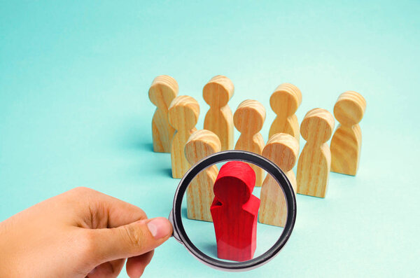 Деревянные фигуры людей. Начальник бизнес-команды указывает направление движения к цели. Толпа следует за лидером. Концепция лидерства и управления командой. Командная работа.