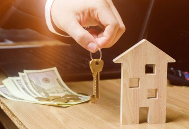 Emlak ev anahtarları tutar. Emlakçı. Alış ve satış bir ev daire. Ev kira. Uygun fiyatlı konut. İnşaat yatırım. Yeni bir proje planlama. Odaklanmak müesseseden