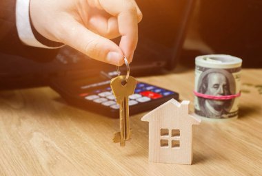 Emlak ev anahtarları tutar. Emlakçı. Alış ve satış bir ev daire. Ev. Uygun fiyatlı konut. İnşaat yatırım. Yeni bir proje planlama. Gayrimenkul Değerleme. Seçici odak