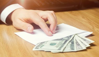 Yolsuzluk ve rüşvet, hukuk ve para kavramı. Karanlık iş. İşadamı para bir zarf içine alır. Para şeklinde rüşvet. İşadamı seçici odak para alma el