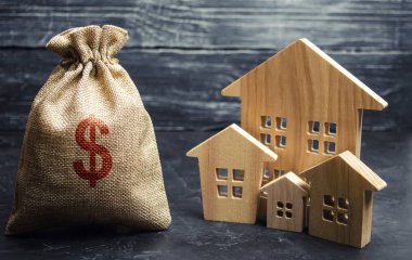 Para ve dolar işareti ve ahşap evler ile çanta. Ülkede finansman. Para gayrimenkul yatırım. Tasarruf ve para birikimi. İpotek. Bir ev satın almak. Mülk satışı. Şehir bütçe.