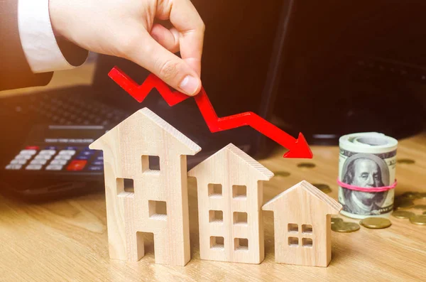 房地产市场下跌的概念 降低了抵押贷款利息 房价和公寓的下跌 抵押贷款的低利率 减少购房需求 — 图库照片