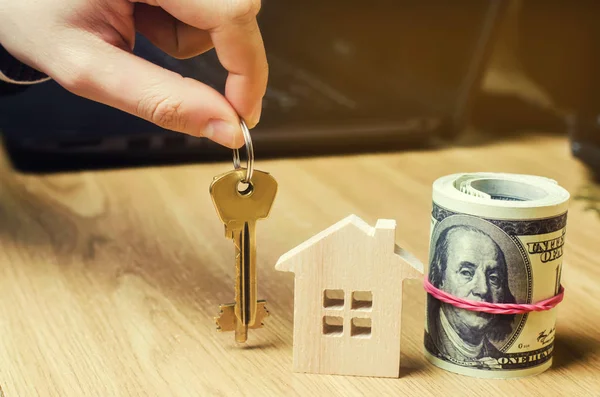 Makelar Memegang Kunci Rumah Agen Real Estate Membeli Dan Menjual — Stok Foto