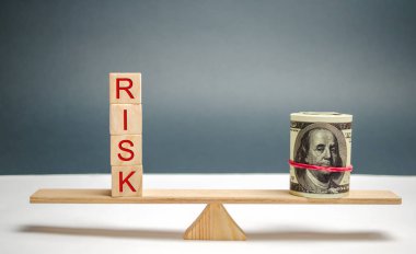 Dolar ve yazıt terazide risk taşıyor. Finansal risk kavramı ve bir iş projesine yatırım. Doğru kararı vermek. Emlak sigortası. Yasal ve piyasa riskleri
