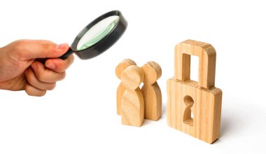 Üç kişi bir kilit ile. Ahşap asma kilitler insanlarla. Güvenlik ve emniyet, teminat, kredi bir ipotek için. Müsadere borçları için özellik. Güvenlik ve alarm sistemi. Güvenlik hizmeti.