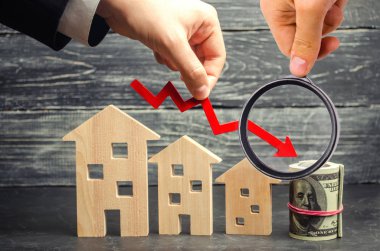 Emlak fiyatlarında bir düşüş. nüfus azalmasının. düşen faiz ipotek. konut satın almak için talep azaltma. düşük enerji verimliliği, düşük fiyatlar komün için. aşağı ok.