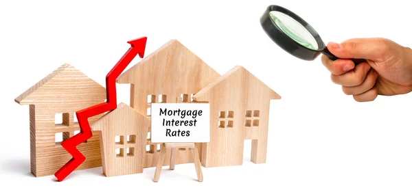 Houten Huis Inscriptie Hypotheek Rentetarieven Pijl Omhoog Verhogen Hypotheekrente Belasting — Stockfoto
