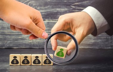 İşadamı resmi dolar olan bir engelleme uygular. Sermaye birikimi ve başarılı bir iş. Artan bütçe ve kar takım. Yatırım fonu artırın. Para tasarrufu. Ekonomik patlama