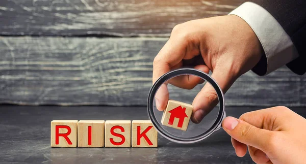 Trähus Och Kuber Med Ordet Risk Begreppet Risk Förlust Fastigheter — Stockfoto