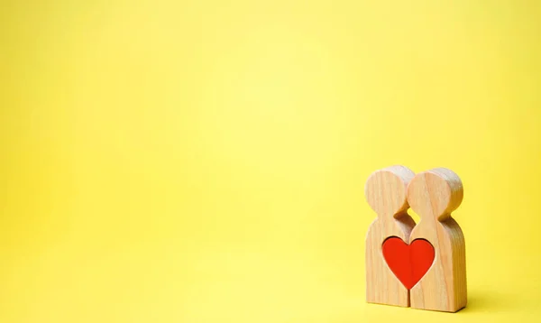 Casal Apaixonado Coração Entre Eles Conceito Amor Simpatia Entre Duas — Fotografia de Stock