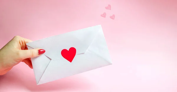 Vrouwelijke Hand Met Een Envelop Met Een Rood Hart Een — Stockfoto