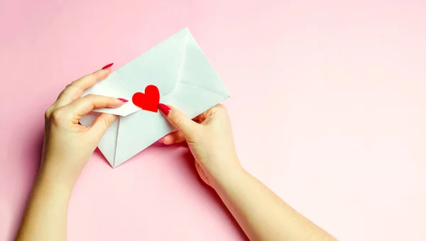 Vrouwelijke Hand Opent Envelop Met Een Rood Hart Een Liefdesbrief — Stockfoto