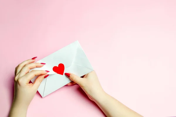 Vrouwelijke Hand Opent Envelop Met Een Rood Hart Een Liefdesbrief — Stockfoto