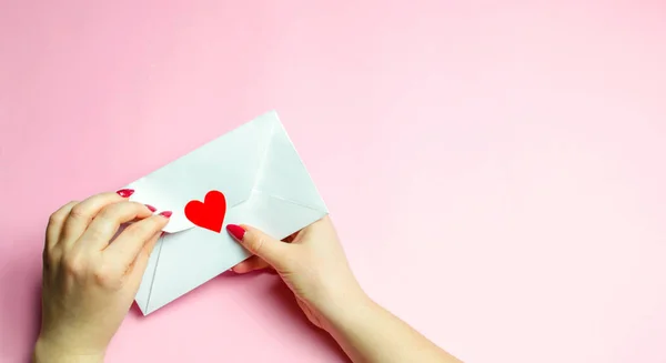 마음으로 봉투를 엽니다 사랑을 편지입니다 발렌타인 개념입니다 인사말 발렌타인 카드입니다 — 스톡 사진