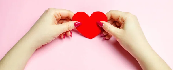 Het Meisje Heeft Een Rood Hart Handen Aftelkalender Voor Valentijnsdag — Stockfoto