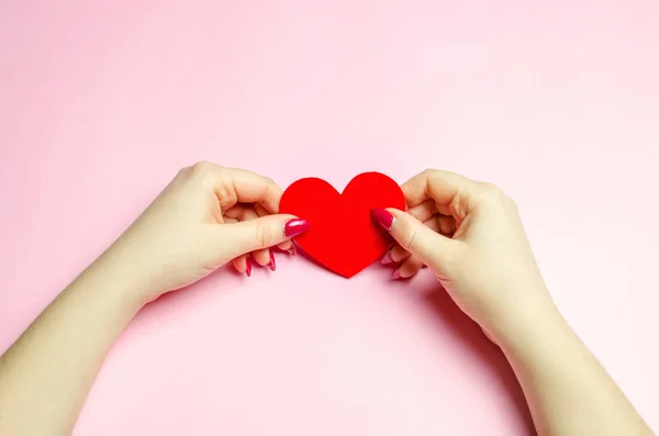 Het Meisje Heeft Een Rood Hart Handen Aftelkalender Voor Valentijnsdag — Stockfoto