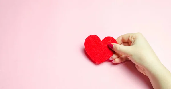 Chica Tiene Corazón Rojo Las Manos Concepto San Valentín Amor — Foto de Stock