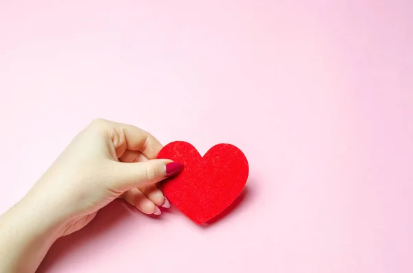 Chica Tiene Corazón Rojo Las Manos Concepto San Valentín Amor — Foto de Stock