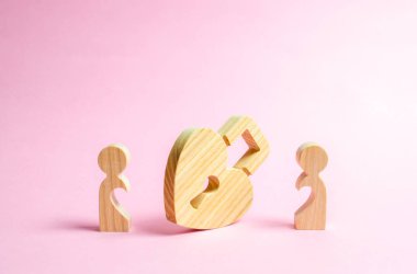 Büyük bir asma kilit bir kalp şeklinde her iki tarafında boş bir kalp şeklinde iki kişiyle hazır. Yasak aşk, birlikte olma imkansızlık kavramı. Arama sevgilisi.