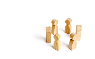İnsanlar beyaz bir arka plan üzerinde bir daire içinde duruyorlar. Iletişim. İş takımı, takım çalışması, takım ruhu. İnsanların ahşap figürleri. arkadaşlar takım çalışması. tartışma ve işbirliği, koordinasyon işbirliği.