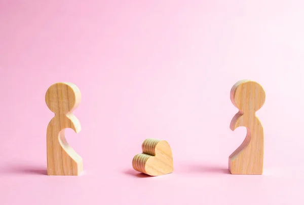 Corazón Caído Encuentra Entre Dos Antiguos Amantes Concepto Separación Divorcio —  Fotos de Stock