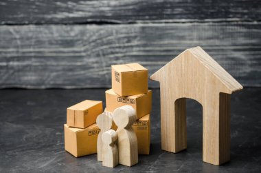 Karton kutular evin insanlar. Başka bir eve, tehcir hareket kavramı. Taşıma özelliği ve ürünler, eve teslim. Online alışveriş. Yeni eve taşınma partisi. Seçici odak