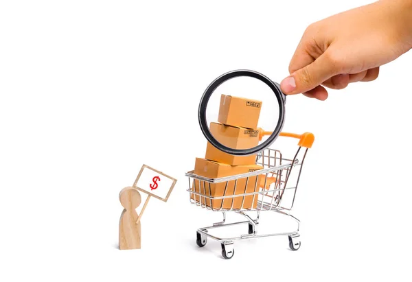虫眼鏡は ポスターの販売している商品と男を見ています Deliverysupermarket カート ボックス商品と インターネット上のショッピングの購入の概念 — ストック写真