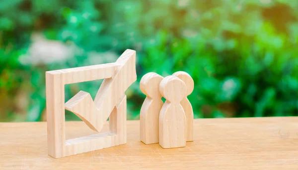 Holzfiguren Von Menschen Die Der Nähe Des Kontrollkästchens Stehen Das — Stockfoto