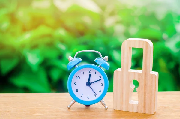 Reloj Despertador Azul Candado Concepto Una Alarma Una Prohibición Temporal —  Fotos de Stock
