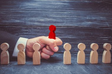 el bir işadamı bir adamın kırmızı ahşap şekil alır. İşe alma ve işçiler, promosyon ateş arama kavramı. İş taktik ve strateji, yönetim, işletme yönetimi.