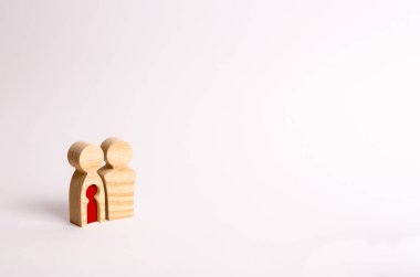 Bir kadının vücudunda bir çocuk kırmızı bir rakam ile ahşap biblo anne. Kısırlık kavramı. Anne-baba bebek sahibi olmak istiyorum. Gebelik sırasında sorun. Gelecekteki çocuk için bir tehdit.