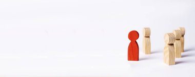 Bir adam kalabalıkta standları ve diğer şekilde beyaz bir arka plan üzerinde görünüyor. Kavram toplantı ralli. Başka bir görünüm ve bakış açısı. Soyutlama itaatsizlik soru. protesto