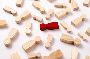 Ahşap figürler insanların beyaz bir arka plan üzerinde yalan söylüyorsun. İnsan kaynakları yönetimi kavramı. Kelle avcıları. İnsanların çalışma arayın. İkinci yarı için arama. Sosyal ağ. İş