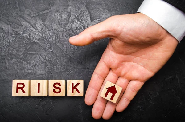 全米リアルター協会加入者の手には 単語リスクに家のパターンを持つキューブが伸びてくる 不動産の損失リスクの概念 財産保険 ホーム マンション担保融資 金融リスク — ストック写真