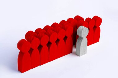 Seçilmiş kişi diğerleri arasında. Beyaz renk bir insan figürü kalabalıktan sıyrılıyor. Ahşap figürler insan. Yetenekli bir işçi, başarılı bir seçim. Promosyon. Çalışan için arama kavramı.