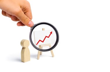 Bir kişi bir kırmızı yukarı ok bir grafikle yakınındaki duruyor. Finansal başarı ve başarı. İş raporu ve fikir. Özetleme. Analizi ve Pazar araştırması. Eğitim Ekonomi. İstatistiksel veri