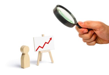 Bir kişi bir kırmızı yukarı ok bir grafikle yakınındaki duruyor. Finansal başarı ve başarı. İş raporu ve fikir. Özetleme. Analizi ve Pazar araştırması. Eğitim Ekonomi. İstatistiksel veri