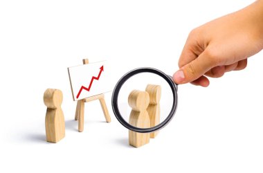 Bir toplantı ve lideri konuşma bakmak için kişi toplandı. Toplantı veya rapor geçmiş döneme ait. Analytics ve Strateji planlama. Seçici odak brifing analizi, kar ve gelir